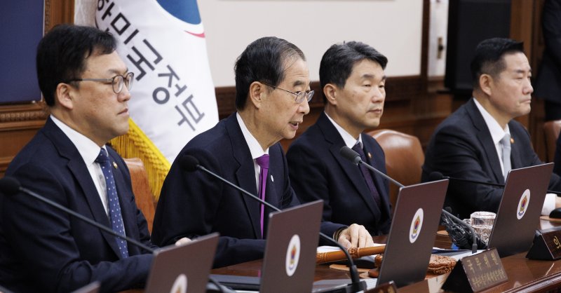 한덕수 총리, '9.19 남북 합의' 효력 일부 정지 국무회의에서 발언 (서울=연합뉴스) 황광모 기자 = 북한조선중앙통신이 북한이 군사정찰위성 '만리경-1호' 발사에 성공했다고 보도한 22일 오전 한덕수 국무총리가 서울 종로구 정부서울청사에서 열린 임시국무회의에 참석해 발언하고 있다. 이날 열린 임시국무회의에서는 지난 2018년 3차 남북정상회담에서 남북 간 서명 합의된 9.19 남북군사합의 일부 효력정지안건 심의, 의결했다. 2023.11.22 hkmpooh@yna.co.kr (끝)