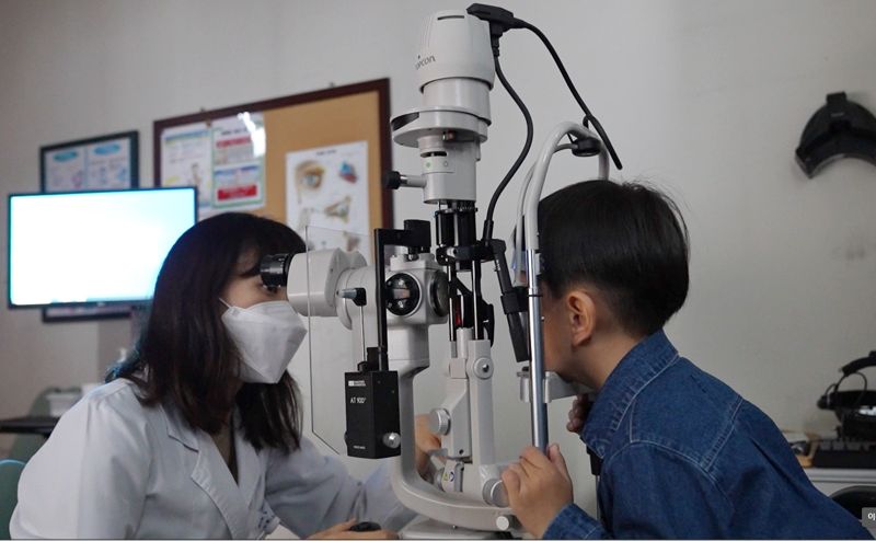 노원을지대학원 안과 정은혜 교수가 세극등현미경 검사로 눈 검진을 하고 있다. 노원을지대병원 제공