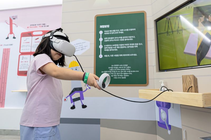 가상현실(VR) 체험을 하고 있는 어린이 모습. 국립부산과학관 제공