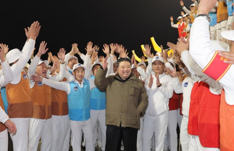 북한의 김정은 국무위원장이 21일 평안북도 철산군 서해위성발사장을 방문하여 인공위성 발사 관계자들과 사진을 찍고 있다.뉴시스