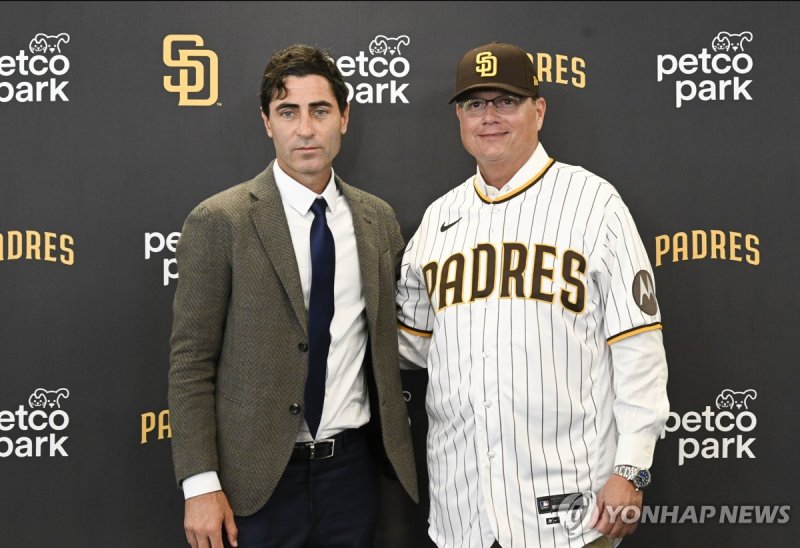 실트 샌디에이고 신임 감독과 프렐러 단장 San Diego Padres general manager A.J. Preller, left, and San Diego Padres new manager Mike Shildt pose during a news conference to announce Shildt's hiring, Tuesday, Nov. 21, 2023, in San Diego. (AP Photo/Denis Poroy)