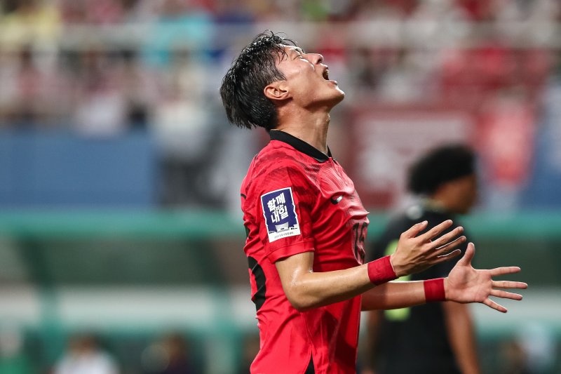 황의조가 20일 대전 유성구 대전월드컵경기장에서 열린 하나은행 초청 대한민국과 엘살바도르의 축구 국가대표 평가전에서 슈팅이 빗나가자 아쉬워하고 있다. 2023.6.20/뉴스1 ⓒ News1 유승관 기자