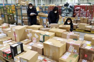 쌓여가는 해외 직구 물품... 블랙프라이데이 [fn영상]