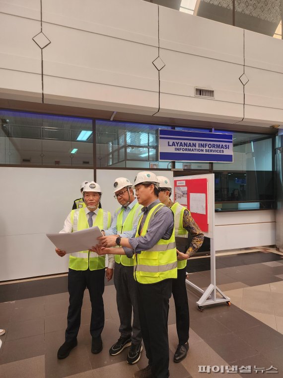 이학재 인천국제공항공사 사장(왼쪽 첫번째)이 22일(현지시간) 인도네시아 바탐국제공항에서 공항 건설 공사계획에 대한 설명을 듣고 있다. 김영권 기자