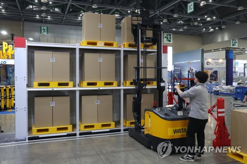 AI를 통한 물류 공간 관리 시연 AI를 통한 물류 공간 관리 (고양=연합뉴스) 임병식 기자 = 18일 경기도 고양시 킨텍스에서 열린 제13회 국제물류산업대전에서 AI 공간관리 플랫폼이 시연되고 있다. 2023.4.18 andphotodo@yna.co.kr (끝)