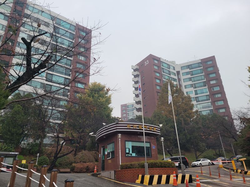 지난 17일 서울 광진구 워커힐아파트 입구 모습. 사진=최용준 기자