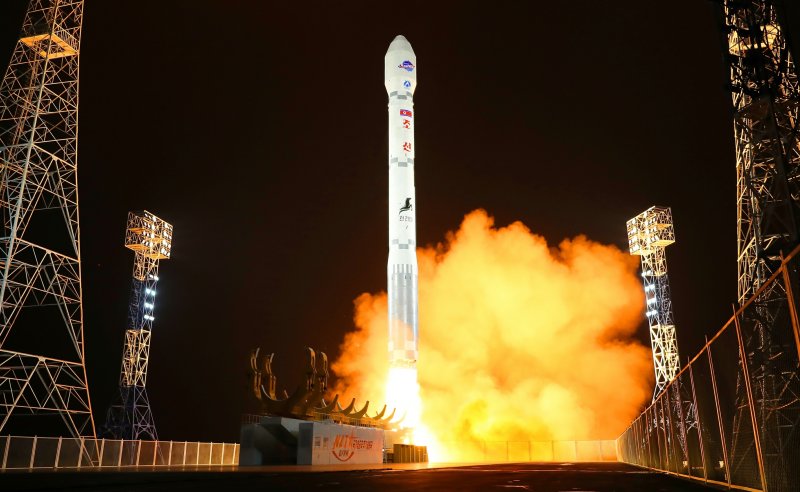 북한 평안북도 철산군 서해위성발사장에서 21일 군사 정찰 위성 '만리경 1호'를 탑재한 '천리마 1형' 로켓이 발사되고 있다.뉴스1