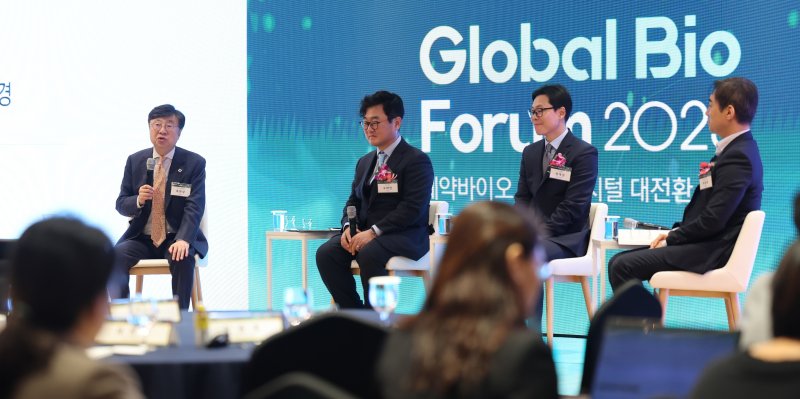 22일 서울 중구 소공동 롯데호텔 사파이어볼룸에서 열린 '글로벌 바이오 포럼 2023'(Global Bio Forum 2023)에서 국내 디지털 바이오 환경 구축을 위한 과제를 주제로 토론회가 진행되고 있다. 왼쪽부터 좌장 묵현상 국가신약개발재단 사업단장, 구태언 TMT그룹 대표, 경대성 디지털팜 최고운영책임자, 허종호 국회미래연구원 삶의질데이터 센터장. 2023.11.22/뉴스1 ⓒ News1 박지혜 기자