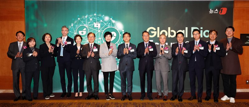 22일 서울 중구 소공동 롯데호텔 사파이어볼룸에서 제약·바이오 산업의 디지털 대전환을 주제로 열린 '글로벌 바이오 포럼 2023'(Global Bio Forum 2023)에서 이영섭 뉴스1 대표이사를 비롯한 참석자들이 기념 촬영을 하고 있다. 왼쪽부터 이병건 지아이이노베이션 회장, 김주희 인벤티지랩 대표, 김유미 식품의약품안전처 차장, 사샤 세미엔추크 노보노디스크제약 코리아 사장, 조성경 과학기술정보통신부 제1차관, 최재형 국민의힘 의원, 김영주 국회 부의장(더불어민주당 의원), 이영섭 뉴스1 대표, 박민수 보건복지부 제2차관, 이