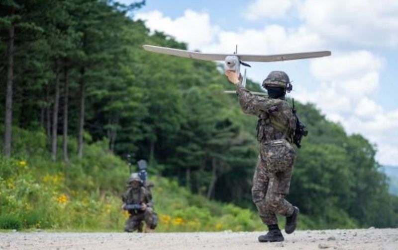육군에서 운용하고 있는 투척형 정찰용 무인기 리모아이. 사진=국방일보 제공