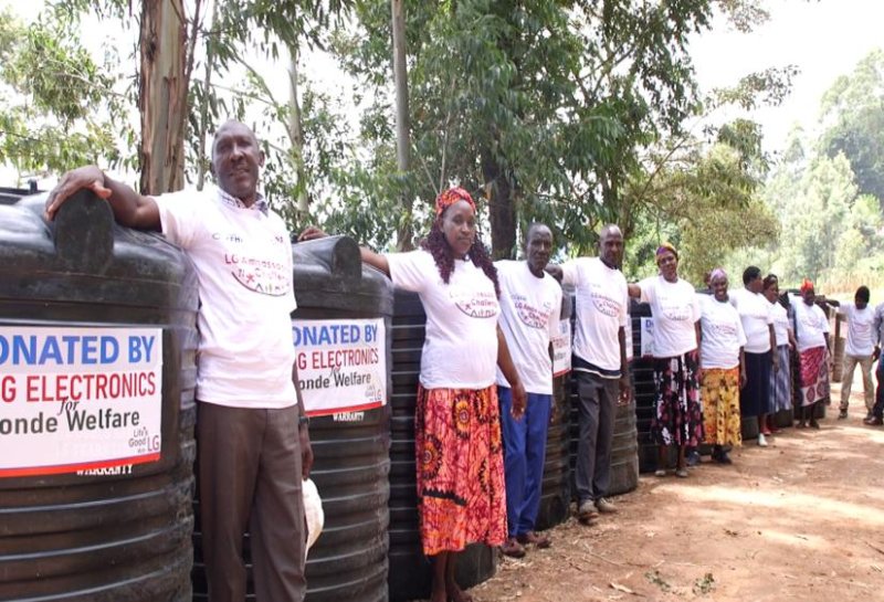 'LG 앰배서더 챌린지'는 국제구호개발 NGO 희망친구 기아대책과 LG전자가 함께하는 주민참여형 지원 프로그램이다. '2023 LG 앰배서더 챌린지' 케냐 프로젝트에 참여한 지역주민들이 지원받은 물탱크 앞에 서있다.