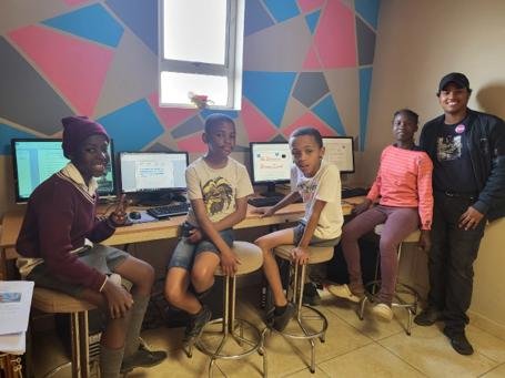 컴퓨터 교육을 받고 있는 남아프리카공화국 현지 학생들. 희망친구 기아대책 제공