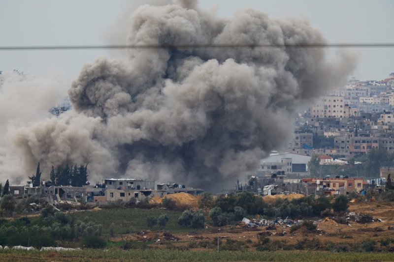22일(현지시간) 팔레스타인 가자지구에서 이스라엘군의 공습으로 연기가 피어오르고 있다.로이터연합뉴스