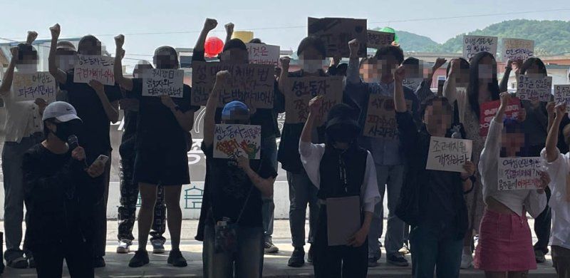 지난 5월 파주 용주골 여성 종사자와 성노동자해방행동 회원들이 기자회견을 열어 강제철거 방침에 반발하고 있는 모습. 사진=연합뉴스