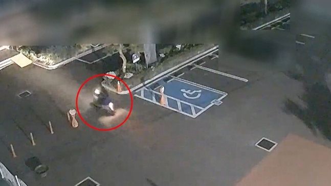 피고인 중학생이 피해 여성을 오토바이에 태우고 범행장소로 향하는 장면. SBS 보도화면 갈무리