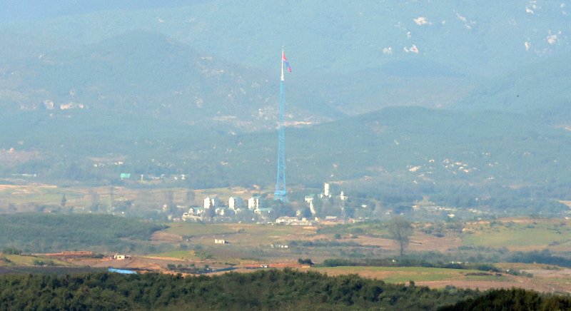 경기 파주시 접경지역에 바라본 북한 황해북도 개풍군 마을에 대형 인공기가 휘날리고 있다. 2023.10.9/뉴스1 ⓒ News1 김진환 기자