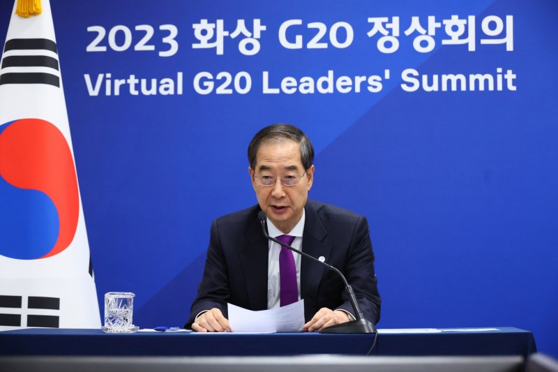 한덕수 국무총리가 지난 22일 오후 서울 세종대로 정부서울청사에서 G20 화상 정상회의에 참석해 발언하고 있다. 총리실 사진 제공