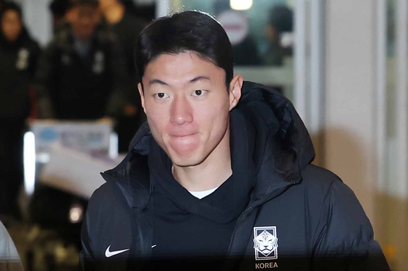 대한민국 축구 국가대표팀 황의조가 19일 오전 2026 FIFA 북중미 월드컵 아시아 지역 2차 예선 C조 조별리그 2차전 중국과의 경기를 치르기 위해 인천국제공항을 통해 출국하고 있다. 2023.11.19/뉴스1 ⓒ News1 민경석 기자