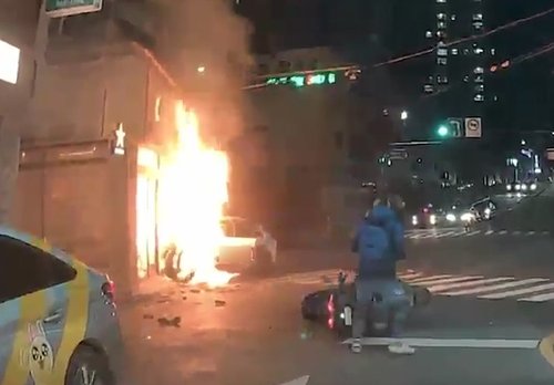 가게와 충돌한 전기차 택시에서 불길이 치솟고 있다. / 연합뉴스