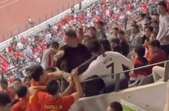 난투극을 벌이고 있는 중국 축구팬들. 사진=바이두 캡쳐