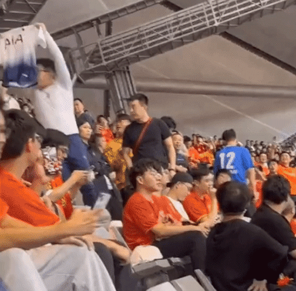 중국 축구팬이 자리에서 일어나 손흥민 선수의 유니폼을 펼쳐 사방으로 흔드는 모습. X(옛 트위터)