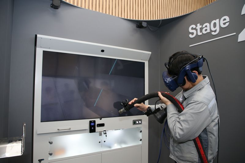 한화오션 거제사업장 내부 VR 도장교육센터에서 'RealBLAST'를 통해 VR 블라스팅 직무훈련이 진행되는 모습. 한화오션 제공