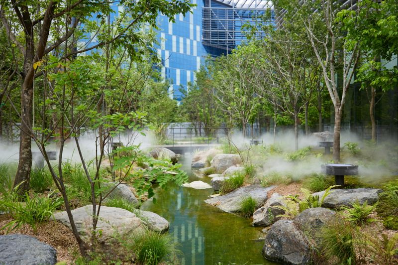 네이처갤러리에 안개가 더해져 운치있는 숲과 연못의 모습. 삼성물산 건설부문 제공