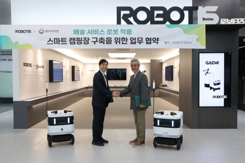 로보티즈 김병수 대표(왼쪽)와 판다카라반 남지훈 대표가 지난 22일 로보티즈 본사에서 캠핑장에 자율주행 로봇 도입을 위한 업무협약을 체결한 뒤 기념촬영을 하고 있다. 로보티즈 제공