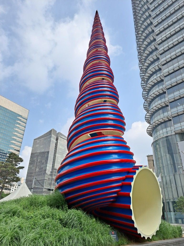 서울 청계광장에 우뚝 솟은 다슬기 모양의 조각 작품 '스프링(Spring)'