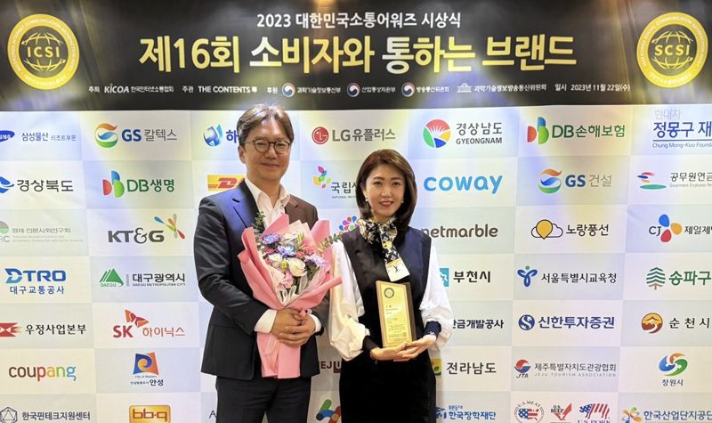 제16회 '대한민국 소통어워즈'에서 관광·여행부문 소셜미디어대상 11회 연속 수상을 기록한 오경현 노랑풍선 온라인사업본부 상무(왼쪽)와 구예원 마케팅부 이사가 기념 촬영을 하고 있다. 사진=노랑풍선