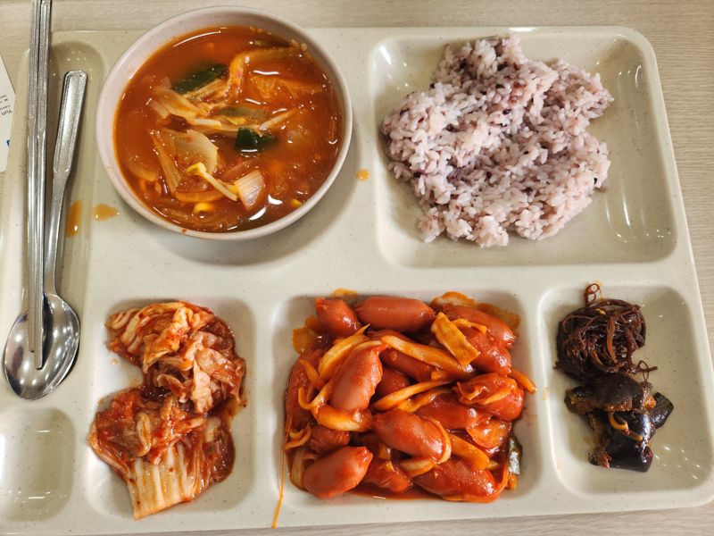 '천원의 아침밥' 상인에겐 '비수'?..학생들은 반겨