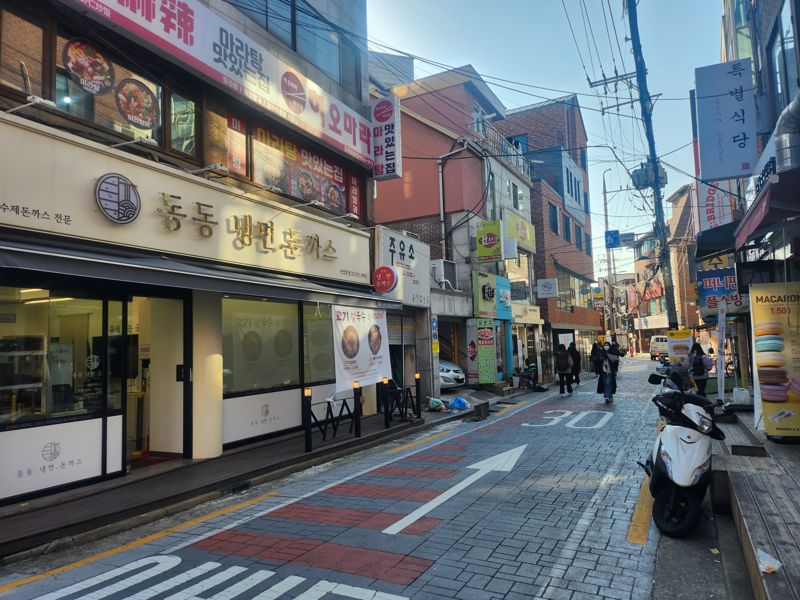 '천원의 아침밥' 상인에겐 '비수'?..학생들은 반겨