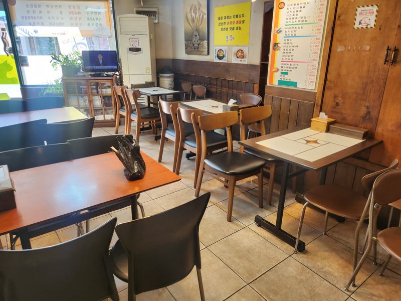 '천원의 아침밥' 상인에겐 '비수'?..학생들은 반겨