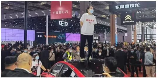 2021년 4월 중국 상하이모터쇼에서 시위를 벌이는 중국인 여성