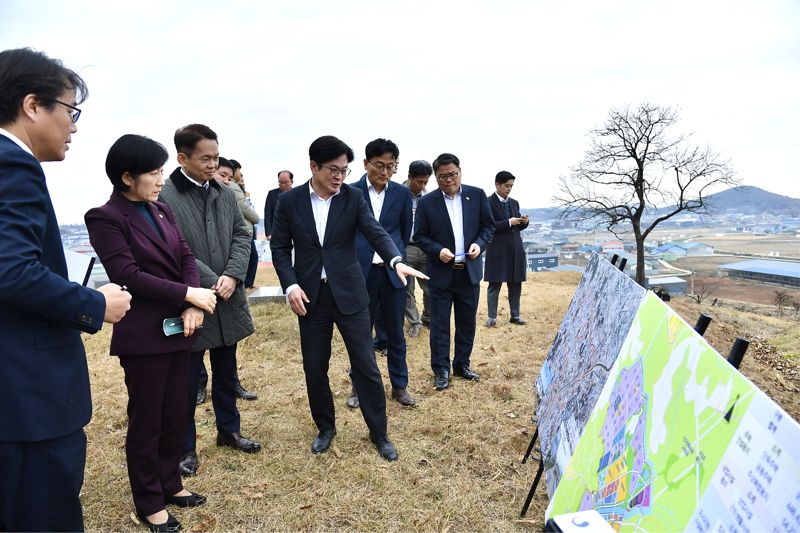 김포 거물대리를 찾아 현황을 설명하고 있는 김병수 김포시장(오른쪽)과 한화진 환경부장관. /김포시 제공