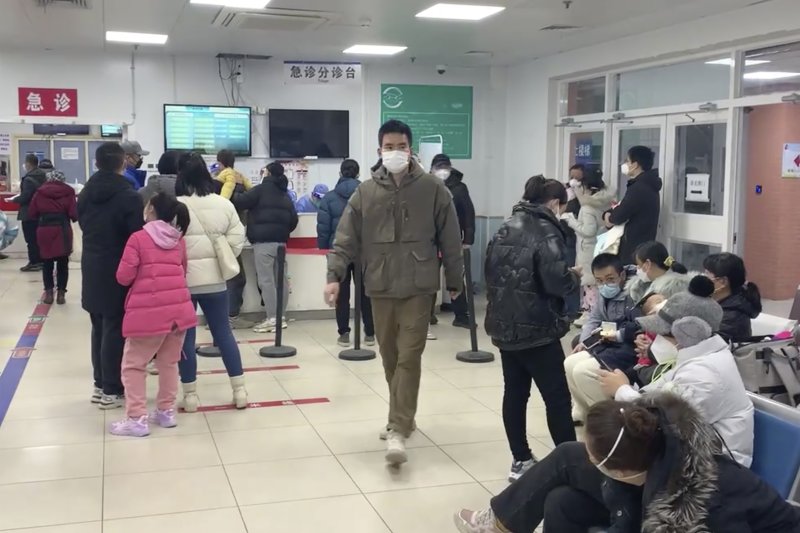 중국에서 마이코플라스마 폐렴을 비롯한 호흡기 질환이 확산하는 가운데 세계보건기구(WHO)가 중국 당국에 관련된 자세한 정보를 제출하라고 요구했다. 사진은 지난해 12월 14일 중국 베이징의 한 어린이 병원에 마스크를 쓴 환자들이 대기하는 모습. /사진=AP 뉴시스