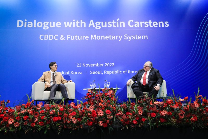 이창용 한국은행 총재(왼쪽)와 Agustin Carstens 국제결제은행(BIS) 사무총장이 23일 오전 서울 중구 한국은행에서 CBDC와 미래 통화 시스템을 주제로 대담하고 있다. 사진제공=한국은행