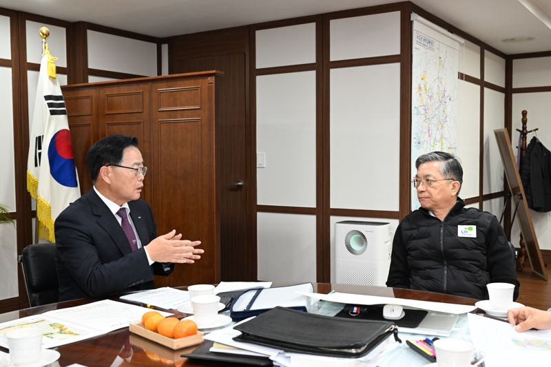 22일 LH를 찾은 강수현 양주시장(왼쪽)이 이한준 한국토지주택공사 사장에게 양주지역 현안에 대해 설명하고 있다. /양주시 제공