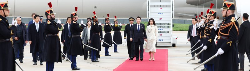 2030세계박람회(엑스포) 개최지 선정 투표를 앞두고 파리를 방문한 윤석열 대통령과 부인 김건희 여사가 23일(현지시간) 파리 오를리 공항에 도착해 차량으로 이동하고 있다. /사진=뉴시스