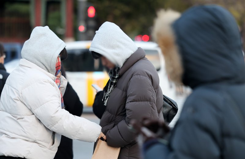 서울 종로구 세종대로 사거리에서 시민들이 추위 속에 옷깃을 여미고 있다. 뉴시스