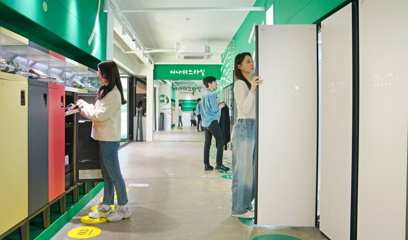 [서울=뉴시스] LG전자 모델들이 스타일러와 슈케어·슈케이스를 체험하고 있다. (사진=LG전자 제공) photo@newsis.com *재판매 및 DB 금지