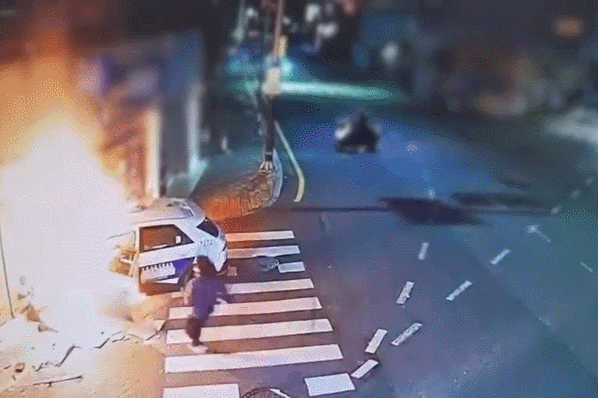 [영상] 화염 휩싸인 택시에 뛰어든 남자, 다급한 현장 상황