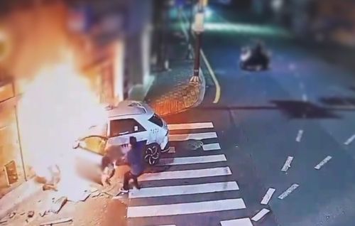 [영상] 화염 휩싸인 택시에 뛰어든 남자, 다급한 현장 상황