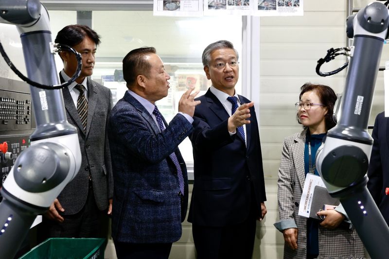 지난 23일 부산 사상구 소재 산업용 로봇제조기업 에스티에스로보테크를 방문한 김종호 기술보증기금 이사장(왼쪽 세번째)이 로봇산업의 현안 및 애로사항을 청취하고 있다. 기술보증기금 제공