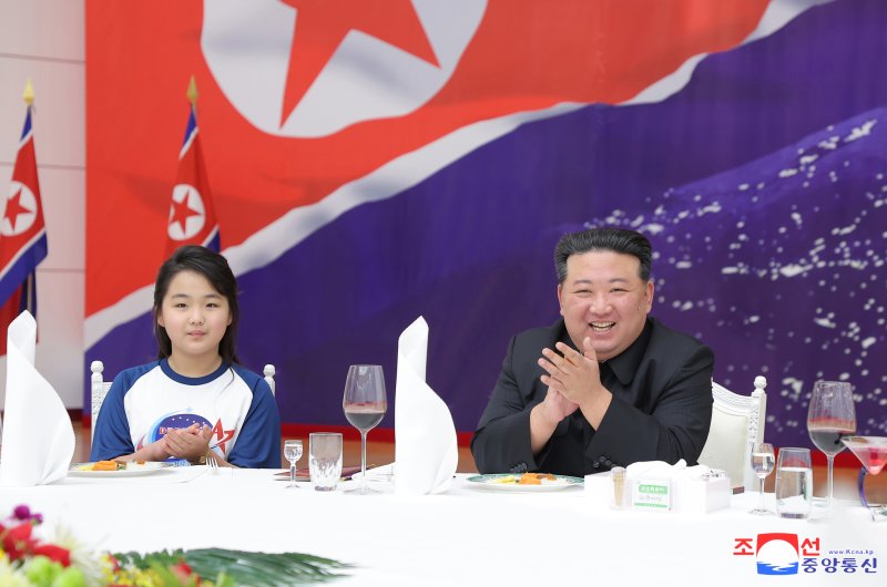 북한 정부는 지난 2023년 11월 23일 저녁 목란관에서 정찰위성 '만리경-1호' 발사 성공을 기념해 연회를 열었다고 조선중앙통신이 24일 보도했다. 사진=조선중앙통신 캡처