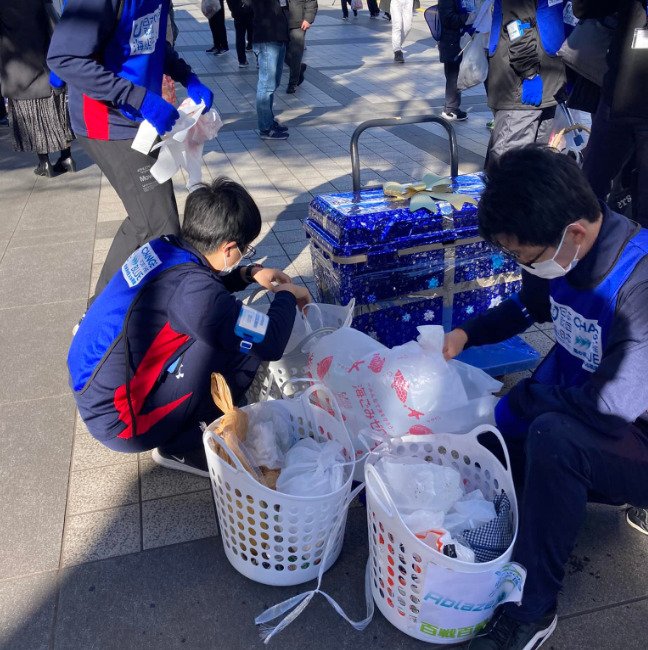 쓰레기를 줍는 사람들