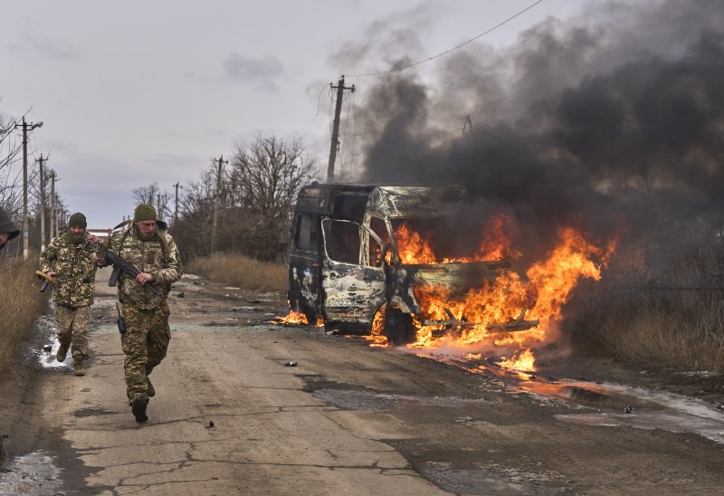 11월 23일(현지시각) 우크라이나 도네츠크주 바흐무트 인근 전선에서 우크라이나 제10 산악돌격여단 '에델바이스' 소속 대원들이 러시아군의 드론 공격으로 불타는 버스 옆을 달리고 있다. 볼로디미르 젤렌스키 우크라이나 대통령은 겨울 추위가 시작되면서 우크라이나군이 동부 전선에서 어려운 상황에 직면했다고 밝혔다. 사진=AP·뉴시스