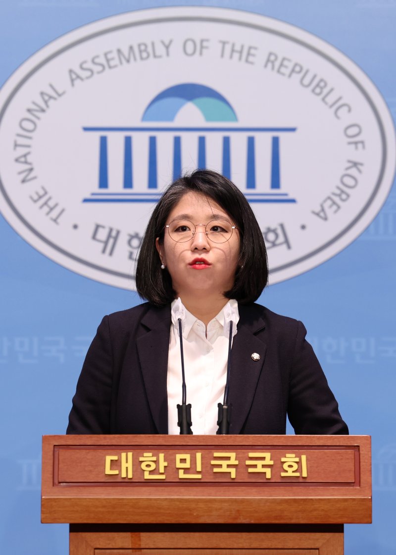 용혜인 기본소득당 의원이 24일 오전 국회에서 22대 총선 계획 입장 발표 기자회견을 하고 있다. 뉴시스