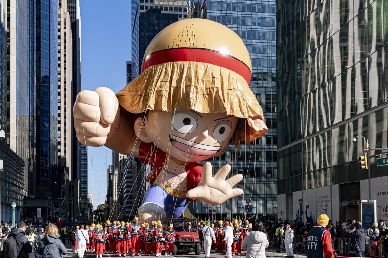 [뉴욕=AP/뉴시스] 추수감사절인 23일(현지시각) 미국 뉴욕에서 제97회 메이시스 추수감사절 퍼레이드가 열려 '원피스' 주인공 몽키 D. 루피 풍선이 퍼레이드를 펼치고 있다. 2023.11.24.