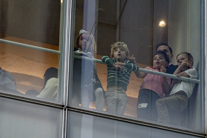 [뉴욕=AP/뉴시스] 추수감사절인 23일(현지시각) 미국 뉴욕의 한 건물 창가에서 어린이들이 제97회 메이시스 추수감사절 퍼레이드를 구경하고 있다. 2023.11.24.